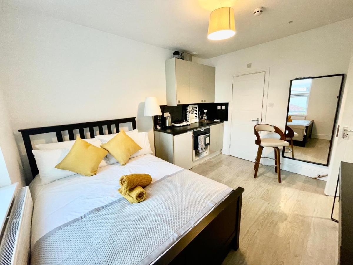 Lovely Self Contained Studio Now Available Лондон Екстер'єр фото