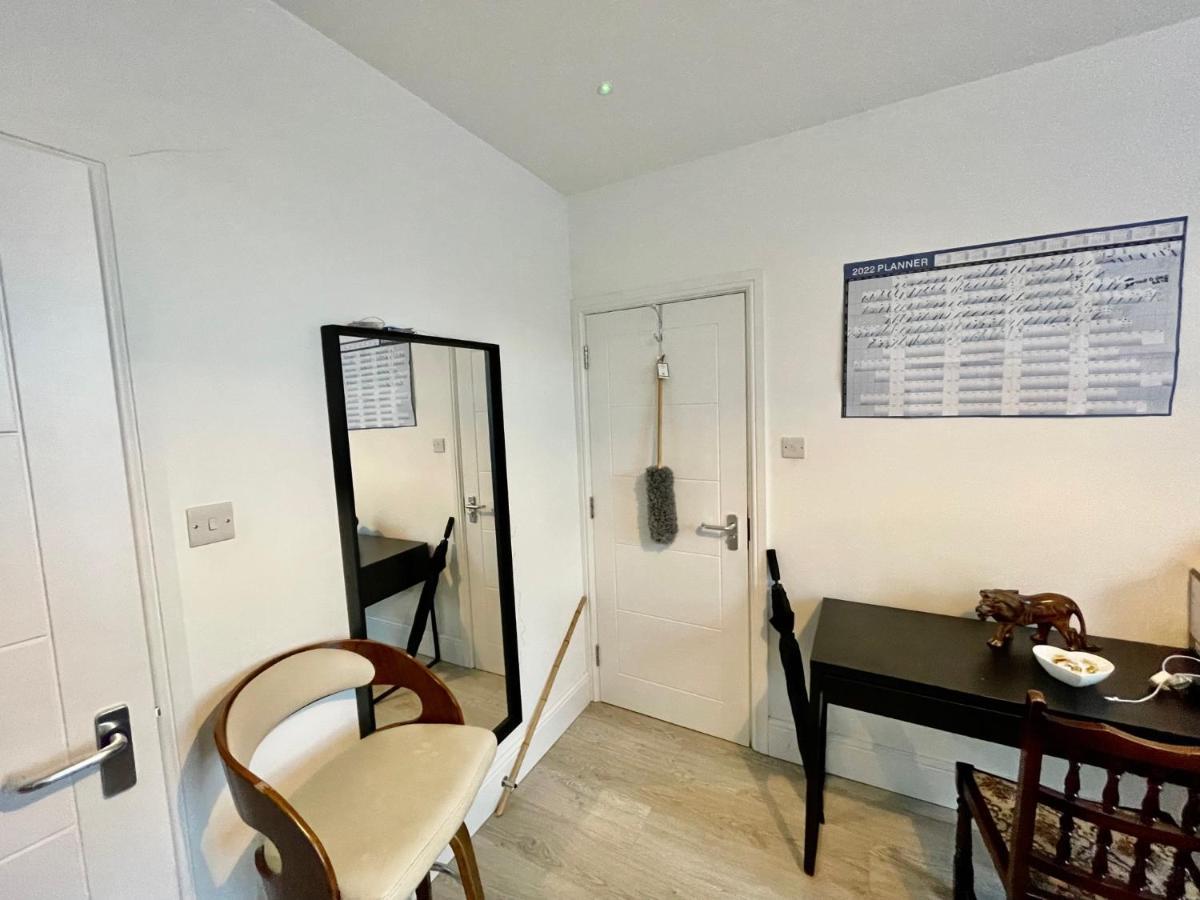 Lovely Self Contained Studio Now Available Лондон Екстер'єр фото