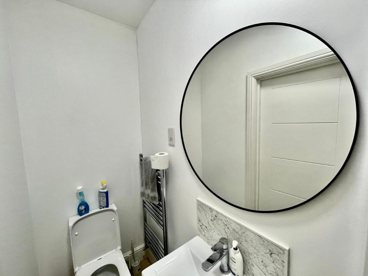 Lovely Self Contained Studio Now Available Лондон Екстер'єр фото