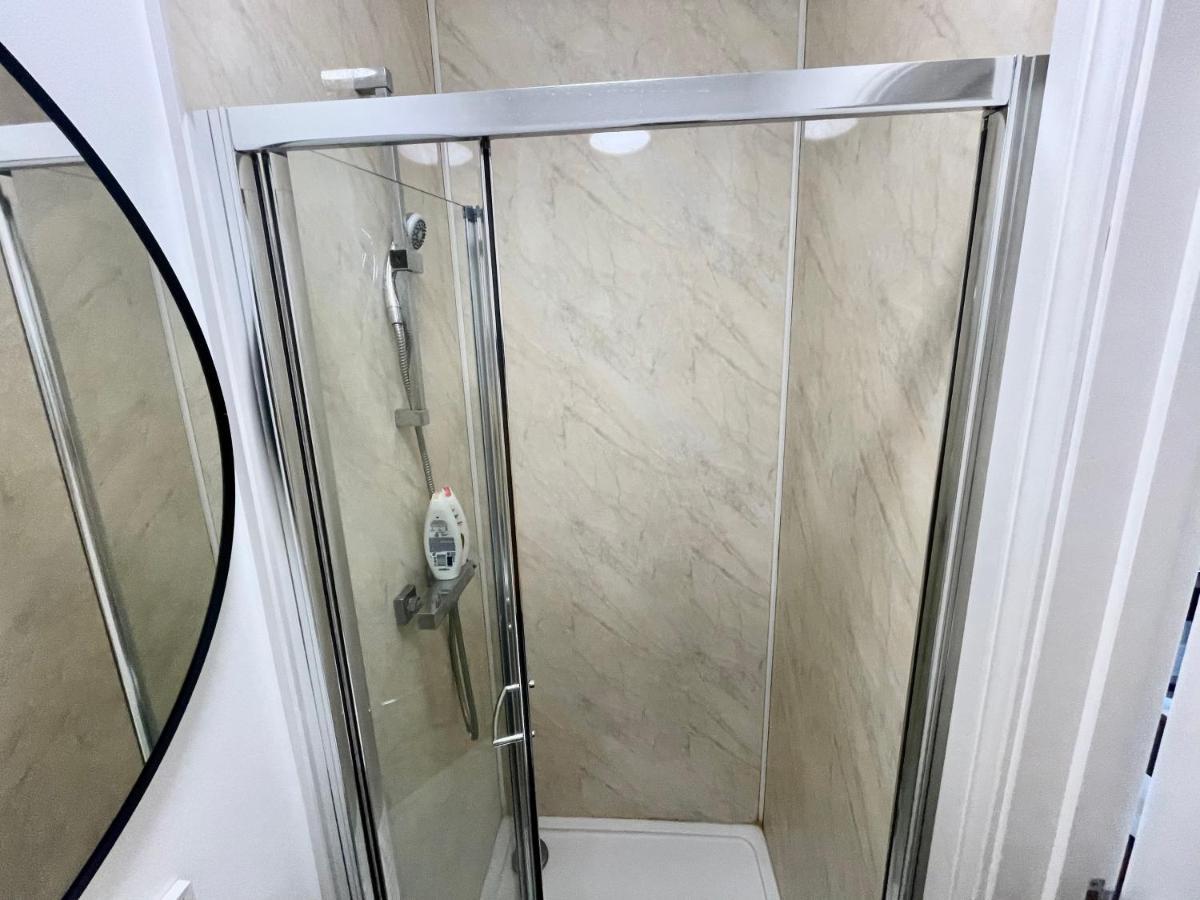 Lovely Self Contained Studio Now Available Лондон Екстер'єр фото