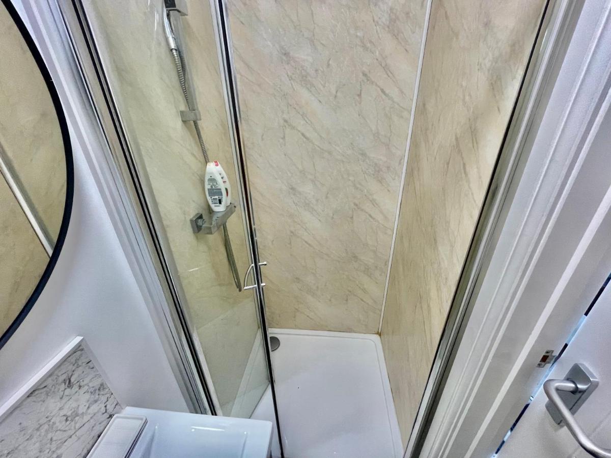 Lovely Self Contained Studio Now Available Лондон Екстер'єр фото