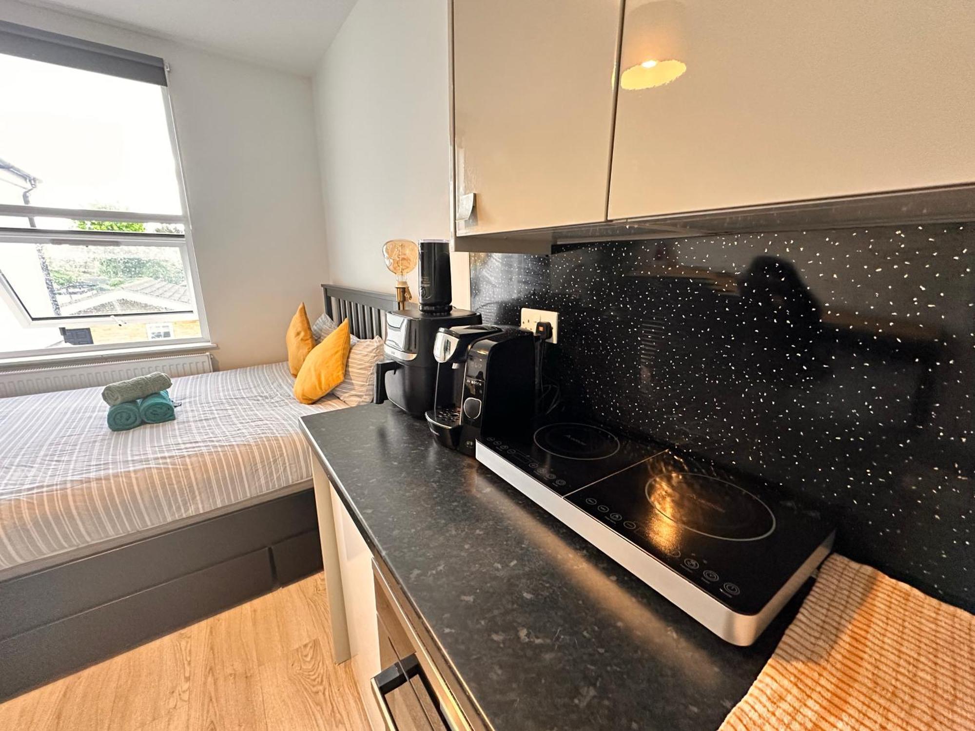 Lovely Self Contained Studio Now Available Лондон Екстер'єр фото