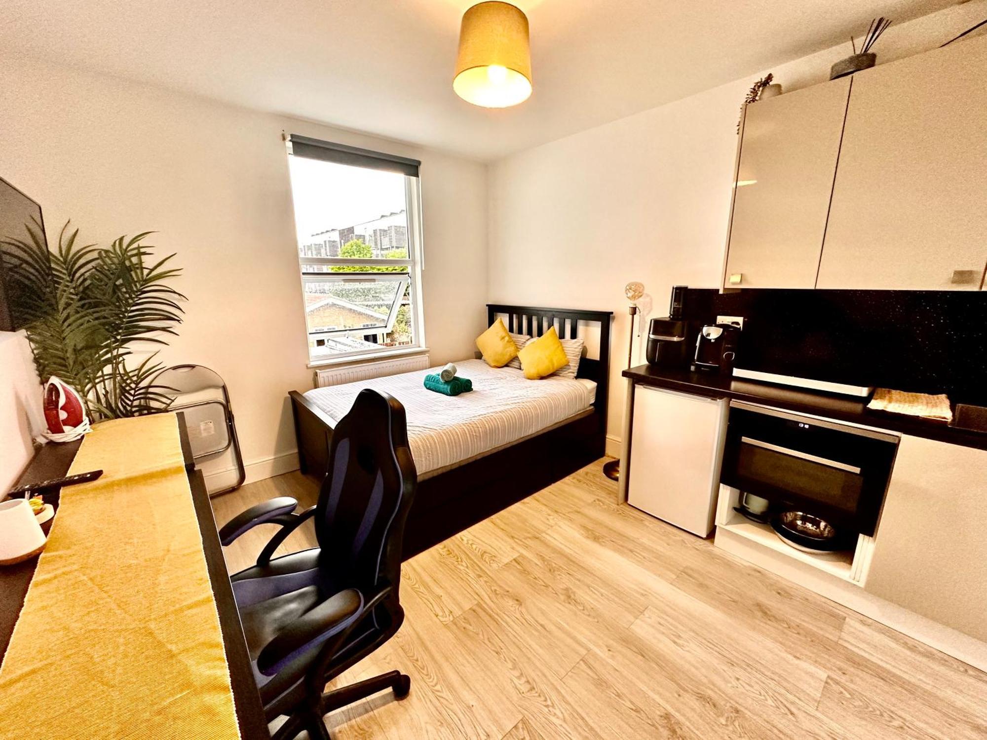 Lovely Self Contained Studio Now Available Лондон Екстер'єр фото
